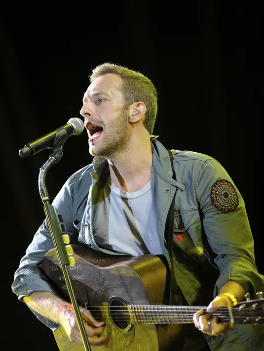 "Kami punya sepotong klip presiden menyanyikan ‘Amazing Grace’ di gereja itu. Karena apa yang ia lakukan memiliki makna sejarah, dan juga makna dari lagu itu, 'Saya hilang namun saya telah ditemukan'," kata Chris Martin. (Bintang/EPA)