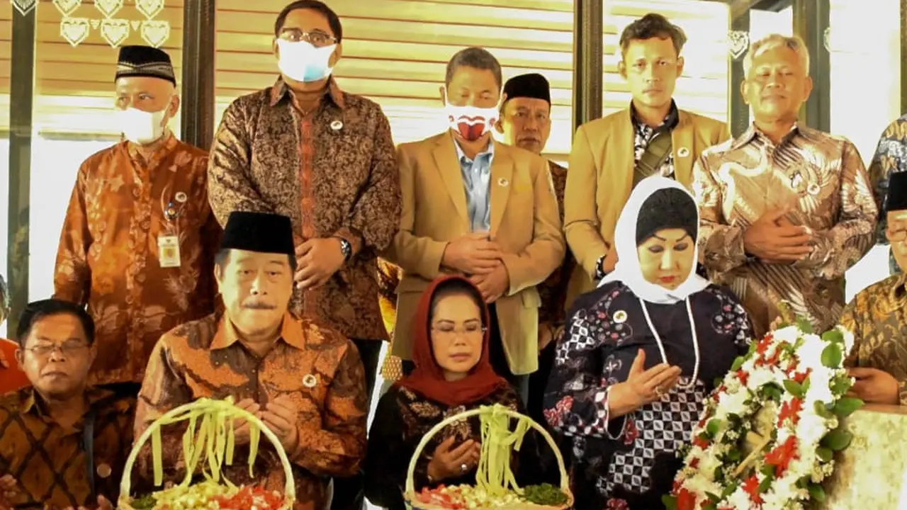 Jajaran pengurus Dekopin, Dekopinwil, dan Dekopinda berziarah ke makam Bung Hatta, di TPU Tanah Kusir, Jakarta. (Istimewa)