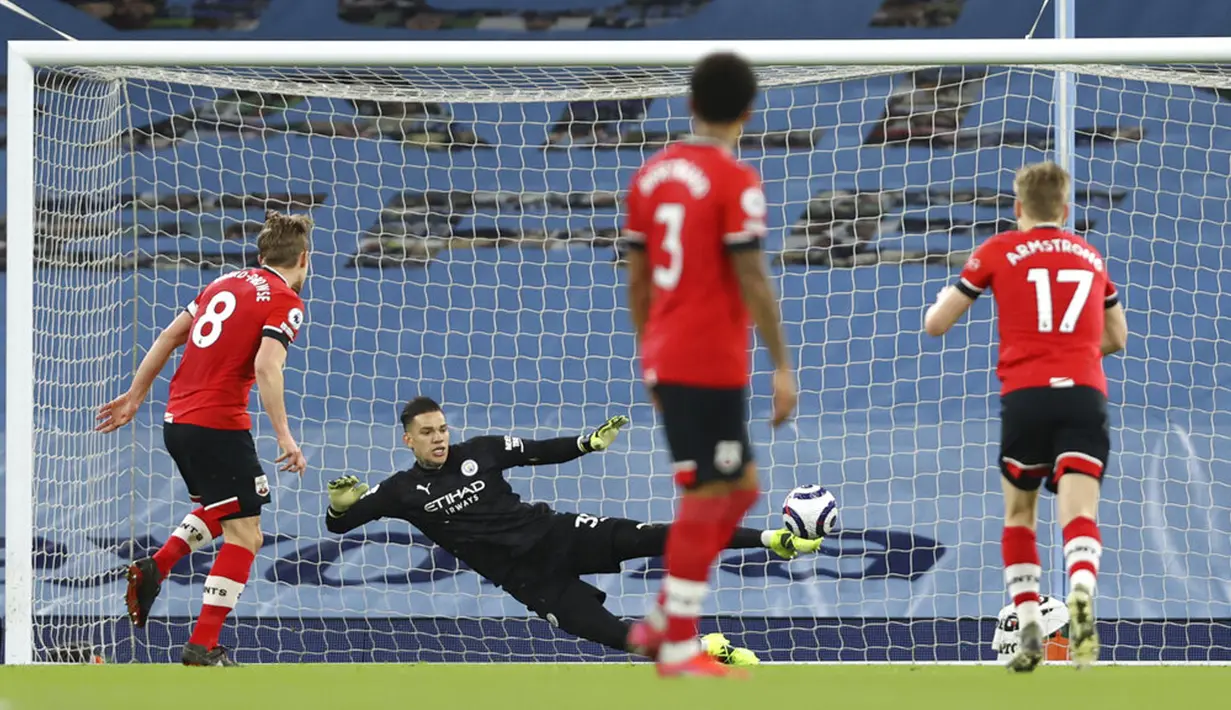 Pemain Southampton James Ward-Prowse mencetak gol dari titik penalti ke gawang Manchester City pada pertandingan Liga Inggris di Etihad Stadium, Manchester, Inggris, Rabu (10/3/2021). Manchester City menang 5-2. (Clive Brunskill/Pool via AP)