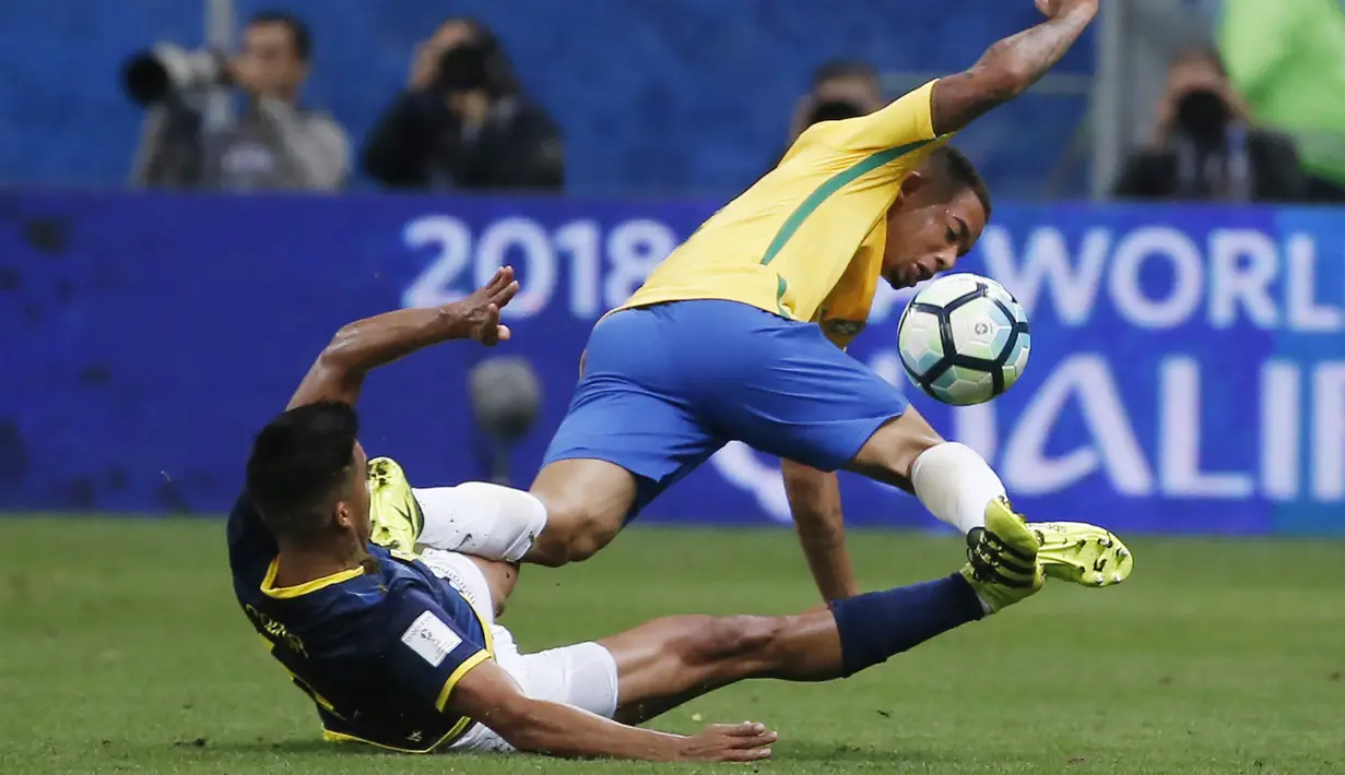 Aksi pemain Brasil, Gabriel Jesus  (kanan) saat melewati adangan pemain Ekuador, Christian Noboa pada laga kualifikasi Piala Dunia 2018 zona CONMEBOL di Porto Alegre, Brasil, (31/8/2017). Brasil menang 2-0.  (AP/Leo Correa)