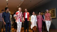 Jokowi tampak berbincang dengan PM Singapura Lee Hsien Loong saat menghadiri Parade Nasional Singapura di Galeri Nasional Singapura, St. Andrew, Singapura, Jumat (9/8/2019). (Biro Pers Setpres)