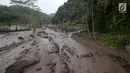 Kondisi aliran Sungai Yeh Sah yang dilintasi lahar dingin dari Gunung Agung di Karangasem, Bali, Sabtu (2/12). Banjir lahar dingin dari Gunung Agung ini menjadi tontonan warga sekitar dan juga pengendara yang melintas. (Liputan6.com/Immanuel Antonius)