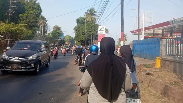 Antrean kendaraan untuk membeli BBM di sejumlah SPBU di Jember. (Liputan6.com/Hermawan)