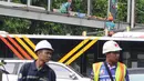Petugas menyelesaikan proyek pembangunan jembatan penyeberangan orang (JPO) Polda Metro Jaya di kawasan Sudirman, Jakarta, Sabtu (5/1). Revitalisasi tiga di kawasan Sudirman ditargetkan selesai pada pertengahan Januari 2019. (Liputan6.com/Herman Zakharia)