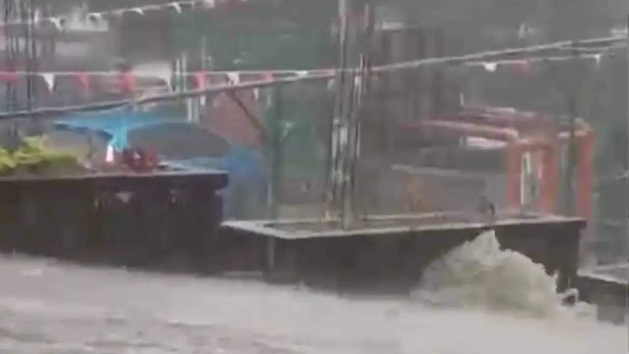 Banjir melanda sejumlah titik di Kota Sukabumi Senin (4/8/2025).