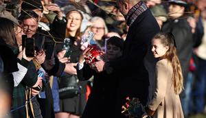 Tingkah Pangeran Louis saat mendengar mendapat cokelat sebagai kado natal dari warga. (dok. Henry NICHOLLS / AFP)