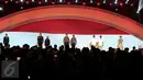 Para paslon menyanyikan lagu kebangsaan Indonesia Raya saat Debat Final Cagub-Cawagub DKI 2017 di Bidakara, Jakarta, Jumat (10/2). (Liputan6.com/Faizal Fanani)