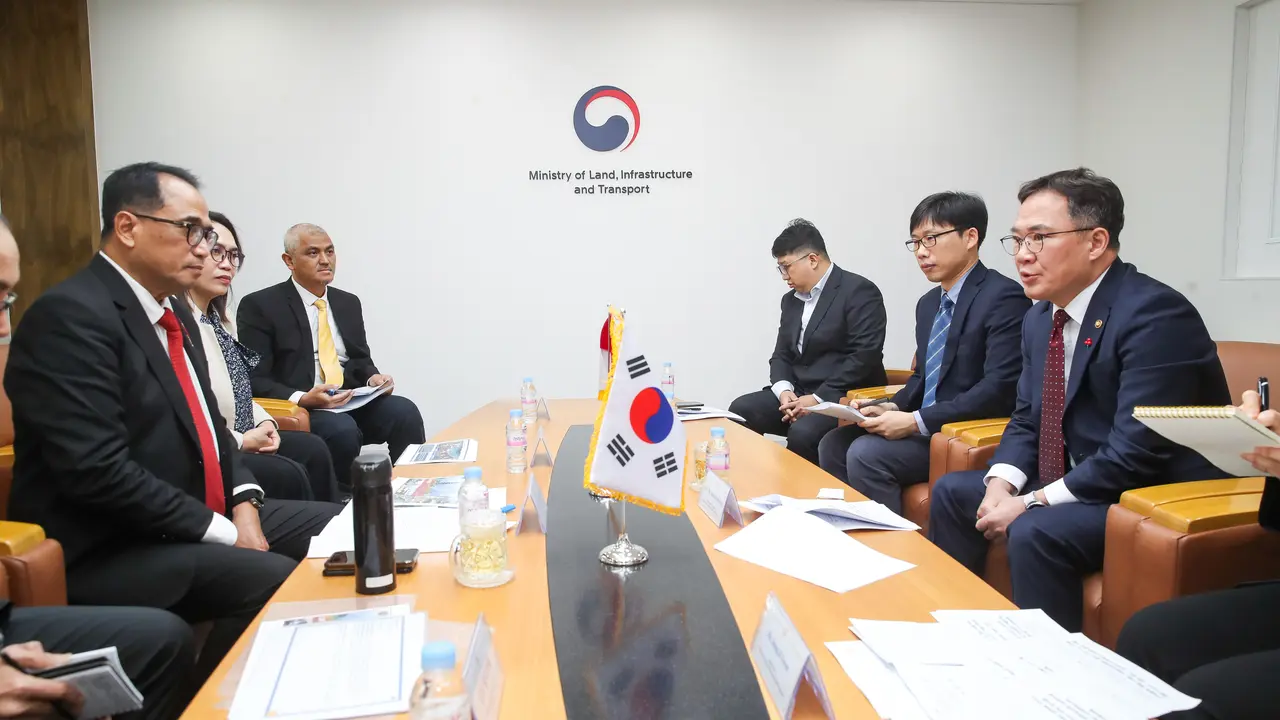 Menteri Perhubungan (Menhub) Budi Karya Sumadi menggelar pertemuan dengan Wakil Menteri Infrastruktur dan Transportasi Korea Selatan Sangwoo Park. (Dok Kemenhub)