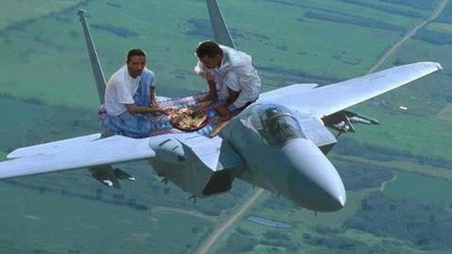 6 Editan Foto Naik Pesawat Ini Gagal Estetik, Nyeleneh Banget