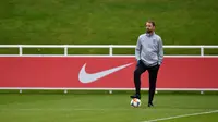 Pelatih Inggris, Gareth Southgate melihat pemainnya berlatih di St George's Park di Burton-on-Trent, Inggris tengah (7/10/2019). Inggris akan melawan Republik Ceko pada kualifikasi Euro 2020 di Praha. (AFP Photo/Paul Ellis)