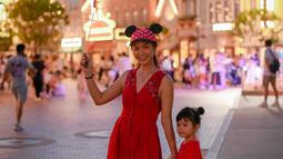 Memilih liburan di musim panas membuat siang hari terasa sangat melelahkan, namun semua sirna dengan keindahan malam hari Disneyland. Lampu-lampu yang menyorot membuat suasana bagaikan negeri dongeng. Bersama sang anak, Tyara tampil bak putri disney yang membawa balon. (Liputan6.com/IG/@tyararenata)
