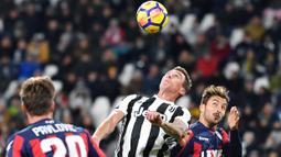 Aksi pemain Juventus, Mario Mandzukic (tengah) berusaha menyundul bola saat melawan Crotone pada lanjutan Premier League di Allianz Stadium, Turin, Italy, (26/11/2017). Juventus menang 3-1. (Alessandro Di Marco/ANSA via AP)