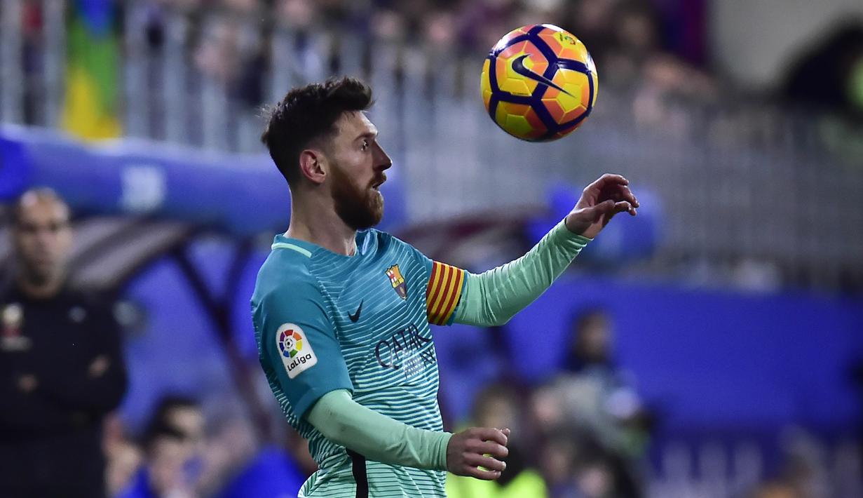 Aksi Pemain FC Barcelona, Lionel Messi saat mengontrol bola saat melawan Eibar pada lanjutan La Liga Spanyol di Municipal de Ipurua, Eibar, (22/1/2017). Barcelona menang 4-0.(AP/Alvaro Barrientos)
