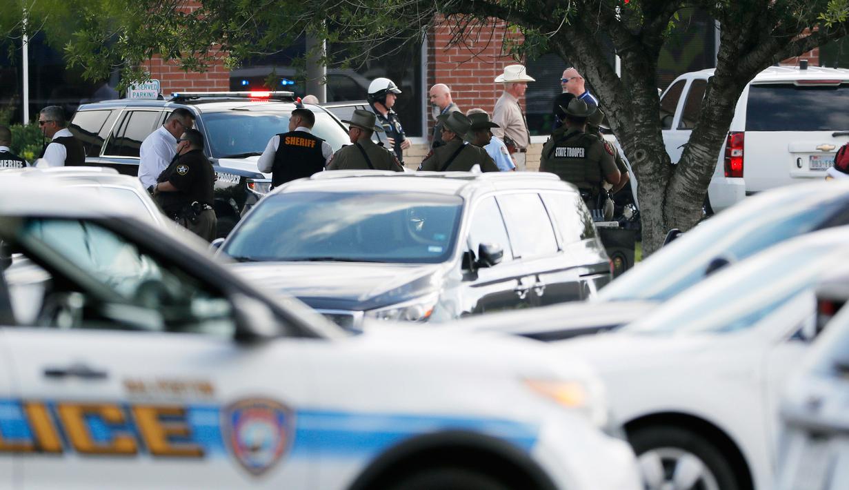 Petugas tanggap darurat dari berbagai lembaga bekerja di lokasi penembakan di Santa Fe High School, Texas, Amerika Serikat, Jumat (18/5). Pelaku penembakan diyakini mengambil senjata dari sang ayah. (Kevin M. Cox/The Galveston County Daily News via AP)