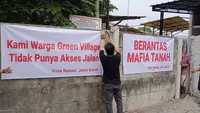 Pagar beton setinggi 3 meter menutup akses jalan warga di Perumahan Green Village Bekasi Utara,Kota Bekasi. (Liputan6.com/Bam Sinulingga)