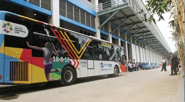 Bus Metrotrans terparkir pada hari pertama uji coba di Stasiun Sudirman Baru, Jakarta Selatan, Kamis (28/12). Hari ini PT Transjakarta mengoperasikan bus Metrotrans untuk melayani pengguna Kereta Bandara Soekarno Hatta. (Liputan6.com/herman Zakharia)