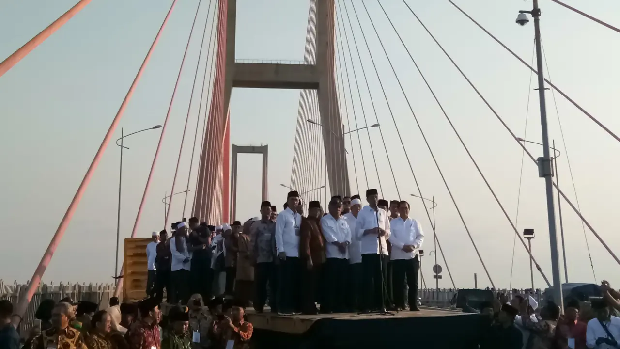 Presiden Joko Widodo (Jokowi) meresmikan pembebasan tarif Jembatan Tol Suramadu, yang menghubungkan wilayah Surabaya dan Madura, Sabtu (27/10/2018). (Titin/Merdeka.com)