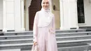 Penampilan manis dari Shireen Sungkar ini juga bisa jadi inspirasi hadir di kajian. Sebuah gamis bernuansa pink dipadu lagi dengan celana panjang dan hijab putih polos. [Foto: Instagram/shireensungkar]