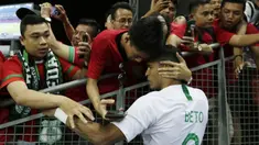 Seorang suporter memeluk striker Timnas Indonesia, Beto Goncalves, usai dikalahkan Singapura pada laga Piala AFF di Stadion Nasional, Singapura, Jumat (9/11). Singapura menang 1-0 atas Indonesia. (Bola.com/M. Iqbal Ichsan)