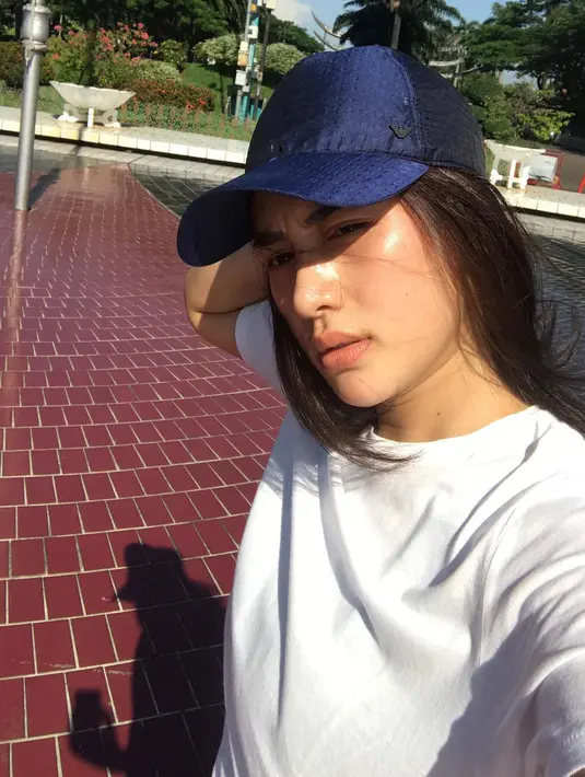 Perempuan yang beberapa kali buka tutup hijab itu juga mengaku tawaran film jadi berkurang. Untuk menghidupi keluarganya, ia harus banting tulang hingga jualan nasi keliling. (Instagram/shintabachir86_real)