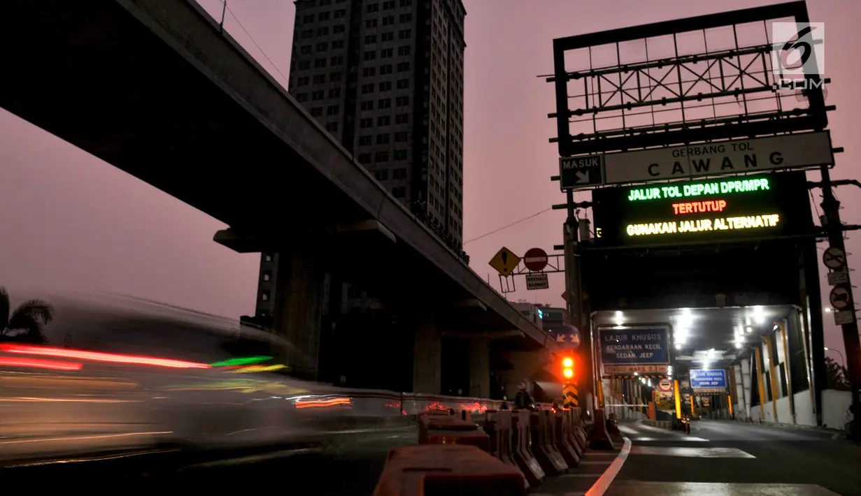 Suasana Gerbang Tol Cawang yang ditutup saat demonstrasi mahasiswa di depan Gedung DPR/MPR, Jakarta, Selasa (24/9/2019). Polda Metro Jaya (PMJ) sudah menyiapkan rekayasa lalu lintas saat demonstrasi menolak pengesahan RUU KUHP. (merdeka.com/Iqbal S Nugroho)