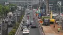 Pekerja menyelesaikan pembangunan proyek light rail transit (LRT) Cawang - Dukuh Atas di Jalan Rasuna Said, Kuningan, Jakarta, Rabu (9/8). Proyek sepanjang 10,5 km tersebut ditargetkan rampung pada Desember 2018. (Liputan6.com/Immanuel Antonius)