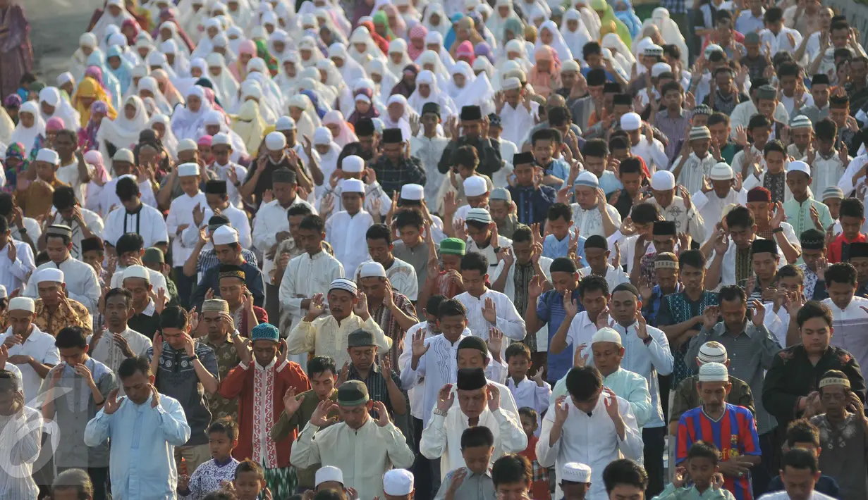 Ribuan umat muslim melaksanakan Shalat Idul Adha 1436 H di Kawasan Senen, Jakarta, Kamis (24/9/2015). Banyaknya jamaah yang datang membuat mereka melaksanakan Shalat Ied di jalan.(Liputan6.com Gempur M Surya)
