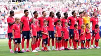 Para pemain Timnas Inggris berbaris di lapangan sebelum pertandingan persahabatan internasional antara Inggris dan Selandia Baru di Stadion Raymond James pada 6 Juni 2026 di Tampa, Florida. (Rich Storry/Getty Images via AFP)