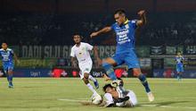Gelandang Persib Bandung, Omid Nazari, menghindari tekel gelandang Persebaya Surabaya, Muhammad Hidayat, pada laga Liga 1 Indonesia di Stadion I Wayan Dipta, Bali, Jumat (18/10). Persib menang 4-1 atas Persebaya. (Bola.com/Aditya Wany)