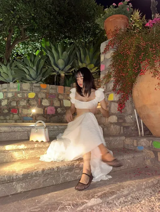 Lisa BLACKPINK yang juga merupakan Brand Ambassador dari merek perhiasan mewah BVLGARI, tampil mengenakan kalung, gelang, dan cincin dari brand tersebut. [Foto: Instagram/lalalalisa_m]