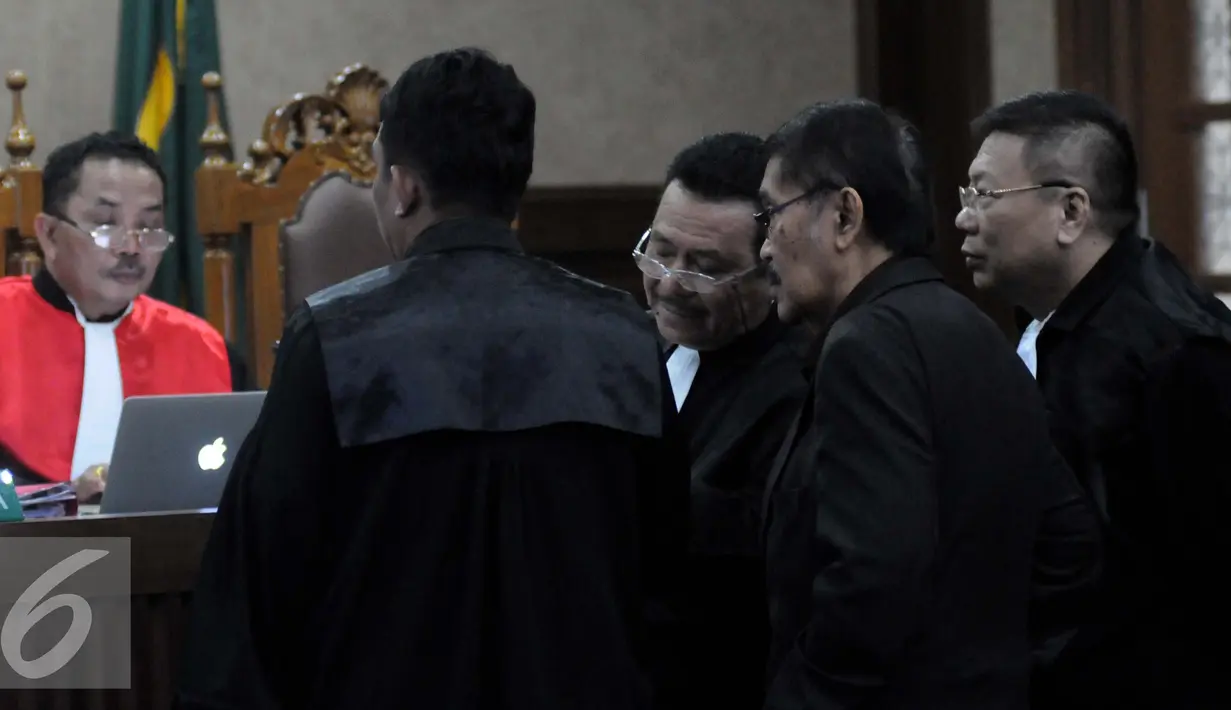 Penasehat hukum Jessica memperlihatkan data kepada hakim saat sidang kasus pembunuhan Wayan Mirna Salihin di Pengadilan Negeri Jakarta Pusat, Jakarta, Kamis (1/9). (Liputan6.com/Helmi Afandi)