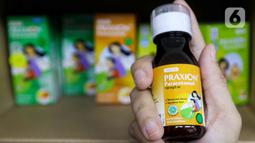 Petugas menunjukkan obat sirop di sebuah Apotek di Jakarta, Rabu (8/2/2023). Berdasarkan hasil pengujian, obat dan bahan baku tersebut sudah sesuai ketentuan atau standar yang ada di Farmakope Indonesia. (Liputan6.com/Herman Zakharia)