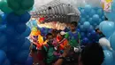 Anak-anak berfoto saat mengunjungi  Indonesia Balloon Art Festival (IBAF) 2018 di Mal Ciputra Jakarta, Jumat (29/6). Festival balon yang keduakalinya diadakan Mal Ciputra ini bekerja sama dengan Adalima Balloons. (Liputan6.com/Arya Manggala)