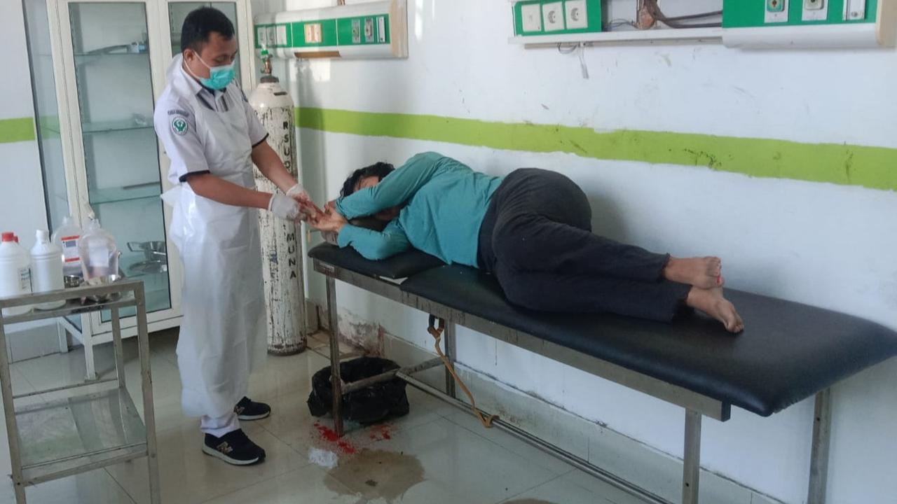 Warga Muna masuk RS usai tertimpa ranting pohon saat presiden Jokowi datang ke Muna menggunakan helikopter.