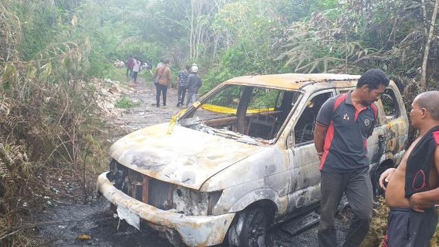 Mobil terbakar milik distributor tepung hilang pada pekan lalu dan tidak bisa dihubungi lagi.