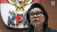 Wakil Ketua KPK Basaria Panjaitan menggelar konfrensi pers di Gedung KPK, Jakarta, Jumat (2/2). Dalam keterangannya, Basaria memberikan keterangan kepada media terkait penetapan Gubernur Jambi Zumi Zola sebagai tersangka. (Liputan6.com/Herman Zakharia)