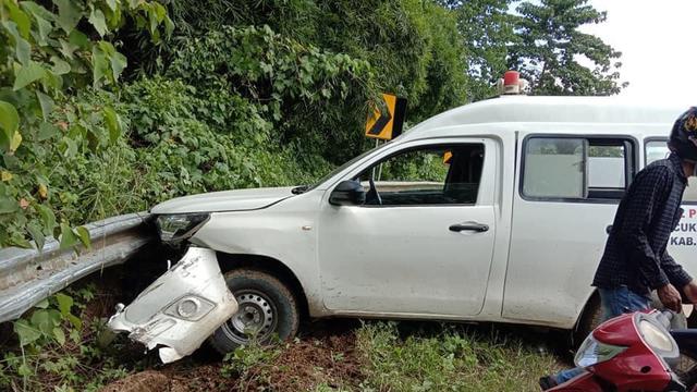 Sopir Kelelahan, Mobil Pasien Corona Covid-19 Ini Alami Kecelakaan