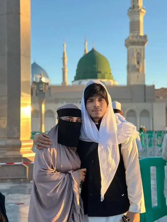 <p>Penampilannya mendapat banyak pujian dari warganet. "Tak nampak wajahnya tp aurel malah nampak lebih cantik dan adem," tulis diahmande. "Lihat mamanur pake cadar rasanya kok mau NNGIS ya😭😭@aurelie.hermansyah masyaallah cantik banget kak," tulis marisamarisa145. "Gak paham apa ini pake cadar malah makin cantik," kata @yunisara83. "Masyaallah makin ke sini makin cantik mama nur," kata @k.riska. [Instagram/attahalilintar]</p>