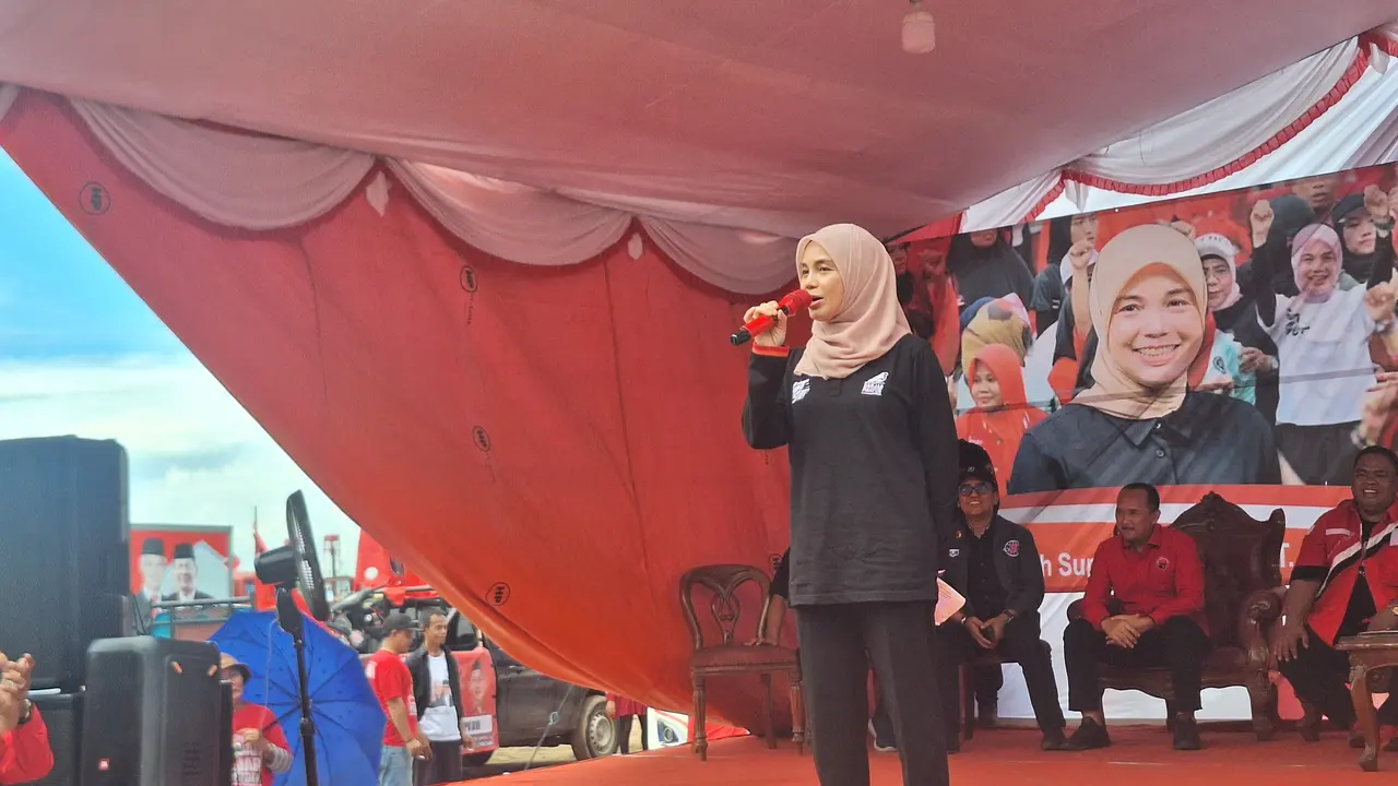 Istri Capres nomor urut 3 Ganjar Pranowo, Siti Atikoh Supriyanti saat menemui masyarakat di Kecamatan Merak, Kota Cilegon, Banten, Rabu (7/2/2024)