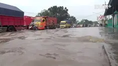 Banjir dijalur Pantura Pasuruan, Jawa Timur, mengakibatkan sejumlah kendaraan terjebak kemacetan panjang.