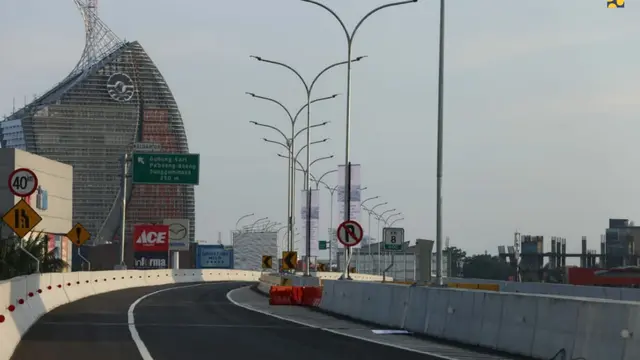 Jalan Tol Ujung Pandang Seksi 3 atau dikenal dengan Jalan Tol Layang Andi Pangeran (AP) Pettarani Kota Makassar, Sulawesi Selatan.