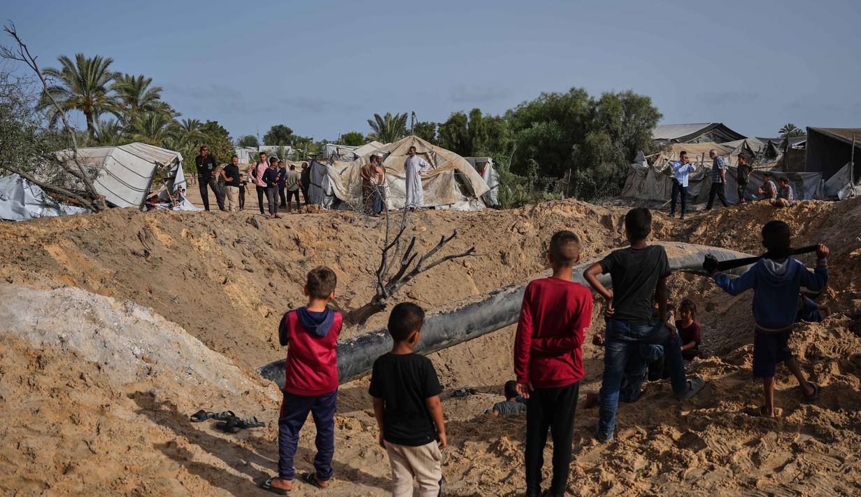 Warga Palestina memeriksa kerusakan akibat serangan Israel di Khan Younis, Jalur Gaza selatan, Selasa 19 Mei 2026. (AP Photo/Abdel Kareem Hana)