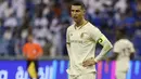 Pemain Al-Nassr, Cristiano Ronaldo, tampak kecewa setelah ditaklukkan Al-Hilal pada laga Liga Arab Saudi 2022/2023 di Stadion King Fahd, Rabu (19/4/2023). (AFP/Fayez Nureldine)