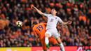 Pemain Belanda, Bas Dost (kiri), berduel dengan pemain Prancis, Laurent Koscielny, pada laga Grup A Kualifikasi Piala Dunia 2018 zona Eropa, di Amsterdam ArenA, Selasa (11/10/2016) dini hari WIB. (AFP/Emmanuel Dunand)