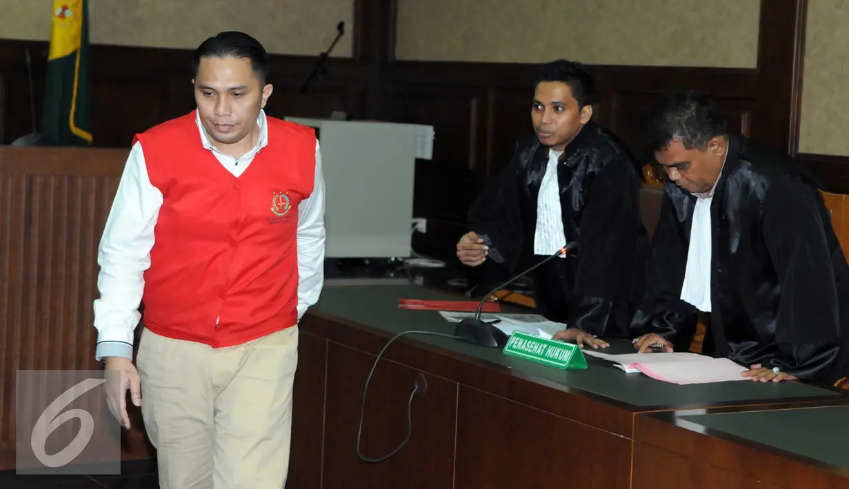 Ivan Haz usai berdiskusi dengan penasehat hukumnya saat menjalani sidang perdana dugaan penganiayaan PRT, Jakarta, Rabu (8/6). Ivan dijerat Pasal 44 dan 45 UU No 23 Tahun 2004 tentang Pemberantasan Kekerasan dalam Rumah Tangga. (Liputan6.com/Helmi Afandi)