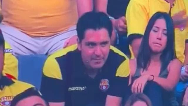 Penonton kedapatan selingkuh saat menyaksikan pertandingan sepak bola