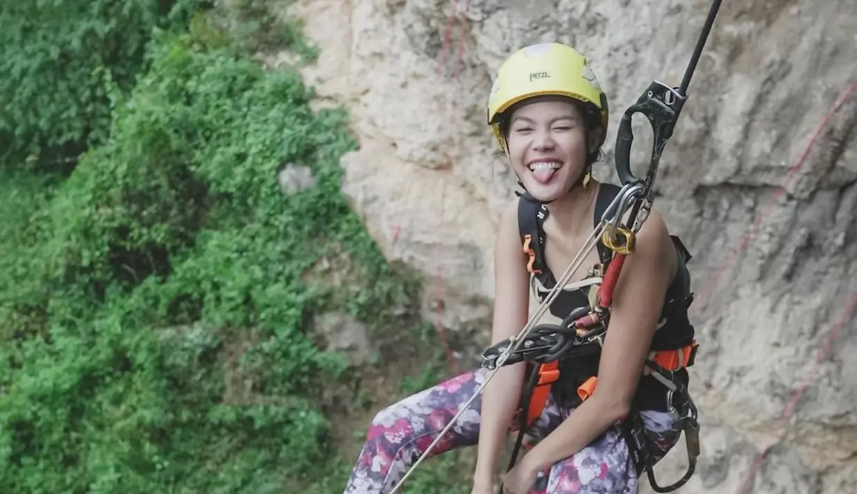 Pakai alat pengeman lengkap, momen seru saat mencoba rope climbing ini diabadikan Della Dartyan dalam media sosial Instagramnya. Terlihat dalam potretnya ini bahwa jarak permukaan tanahnya ini terlihat cukup tinggi. (Liputan6.com/IG/@delladartyan)