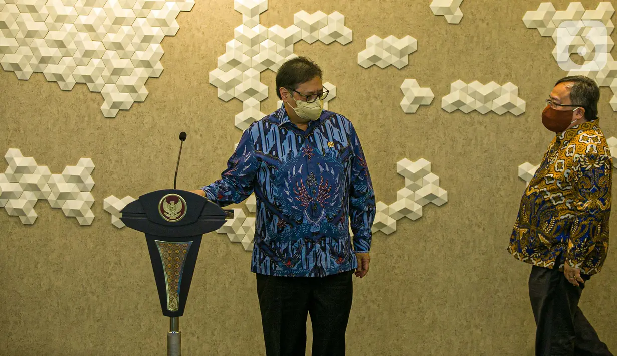 Menko Bidang Perekonomian Airlangga Hartarto (kiri) bersiap menyampaikan keterangan saat menerima GeNose C19 dari Menristek Bambang Brodjonegoro di Gedung Kemenko Perekonomian, Jakarta, Senin (22/3/2021). GeNose C19 diharap bisa makin dikenal dan dimanfaatkan lebih masif. (Liputan6.com/FaizalFanani)