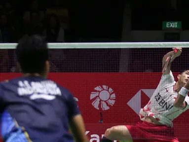 Pebulu tangkis tunggal putra Indonesia, Jonatan Christie (kanan) saat menghadapi kompatriotnya, Anthony Ginting dalam pertandingan perempat final Indonesia Open 2023 di Istora Senayan, Jakarta, Rabu (14/6/2023). (Bola.com/Bagaskara Lazuardi)