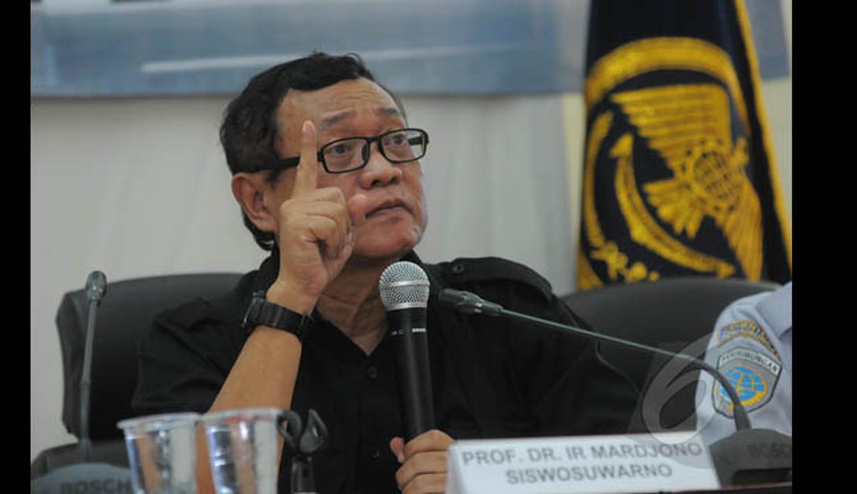 Prof. DR. IR Mardjono Siswosuwarno menerangkan proses pengambilan data (recovery) Cockpit Voice Recorder (CVR) saat berlangsungnya Media Rilis KNKT Tahun 2014 di Jakarta, Kamis (29/1/2015). (Liputan6.com/Herman Zakharia)